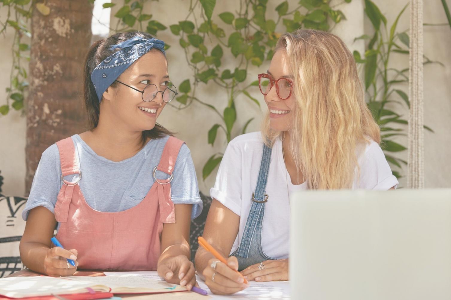 Documenti finanziari e analisi su scrivania