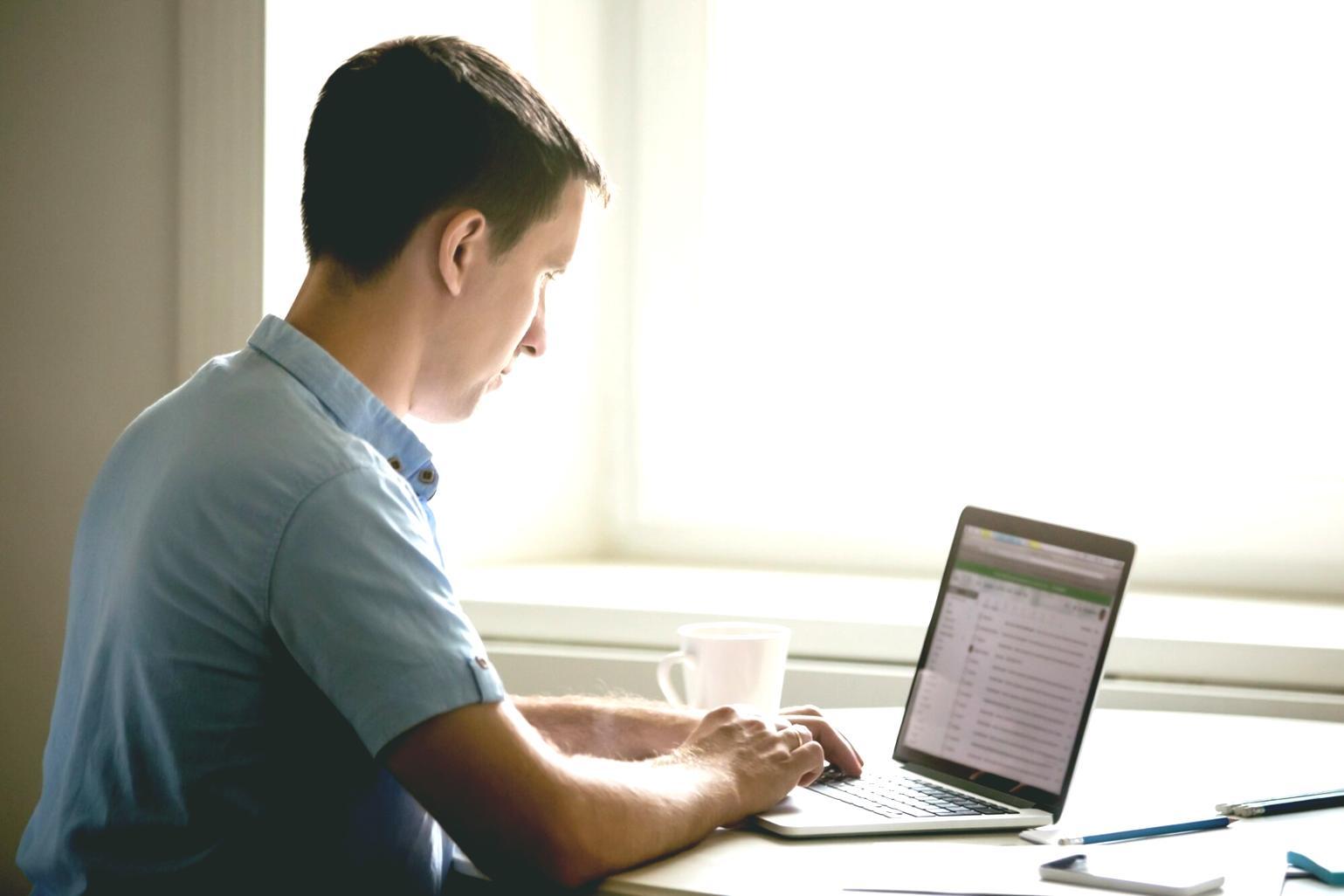 Team di analisi che lavora su report finanziari dettagliati