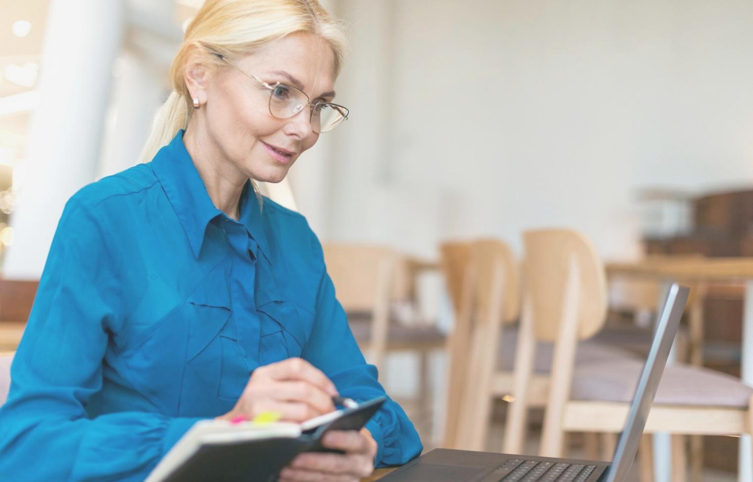 Professionista che analizza dati finanziari su computer