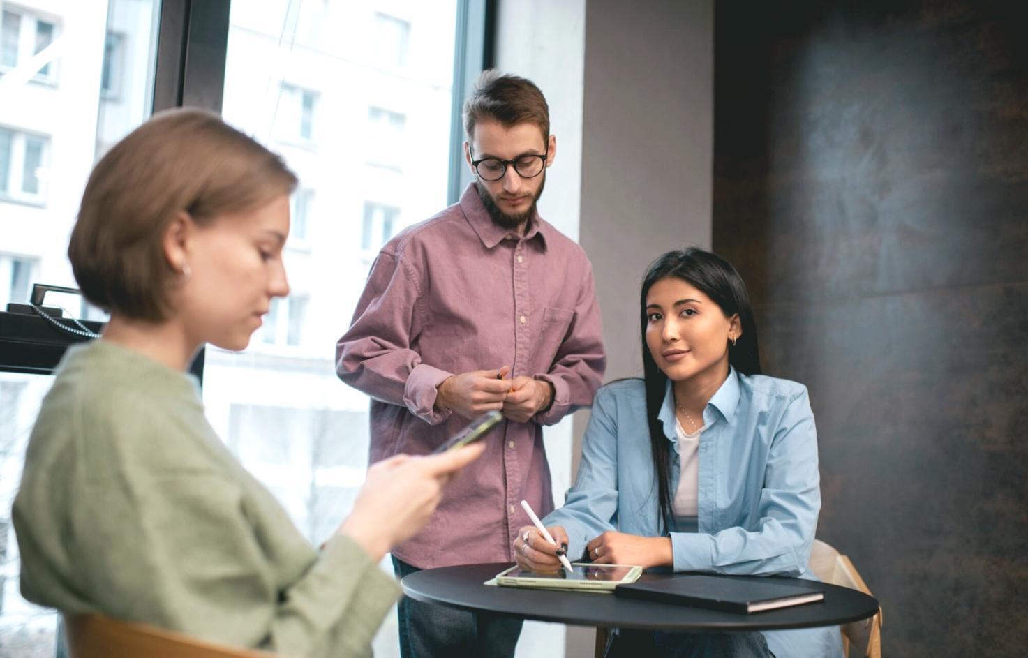 Analisi dettagliata dei dati finanziari settoriali su documenti e grafici